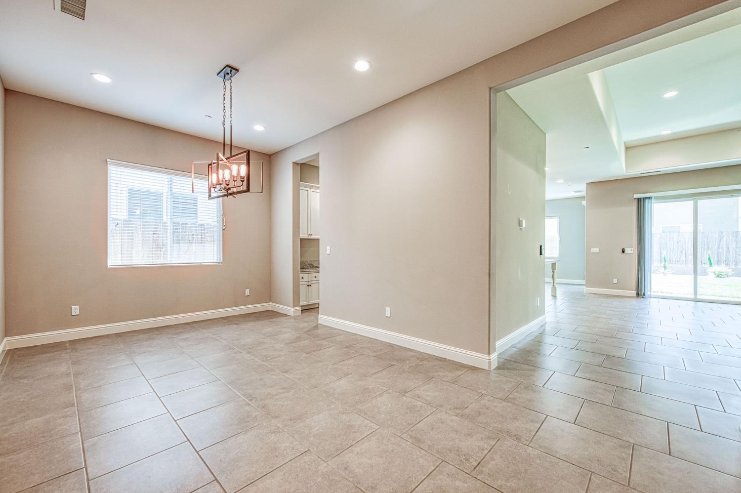 3932 Sussex Ave, Clovis, CA 93619
