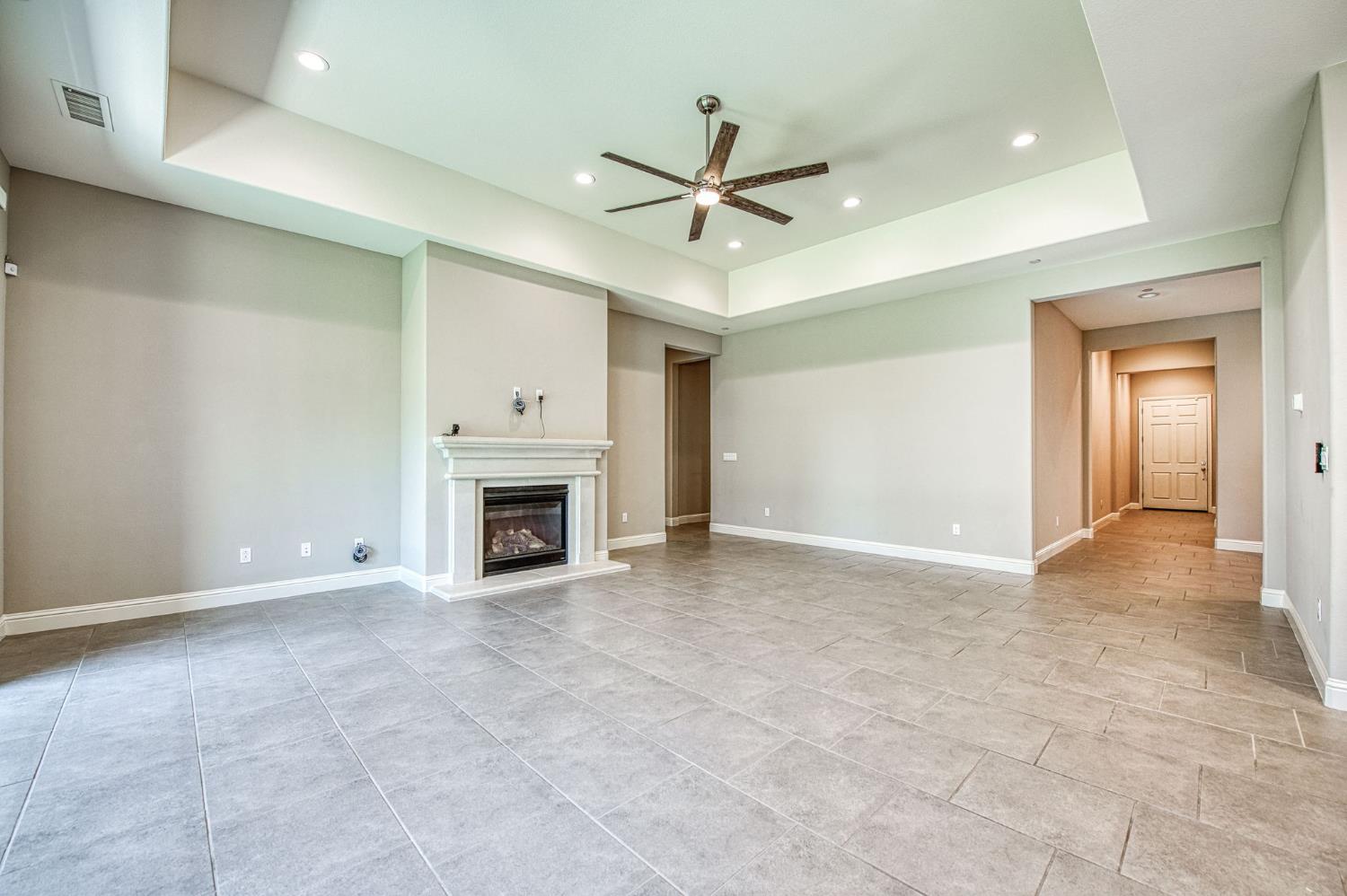 3932 Sussex Ave, Clovis, CA 93619