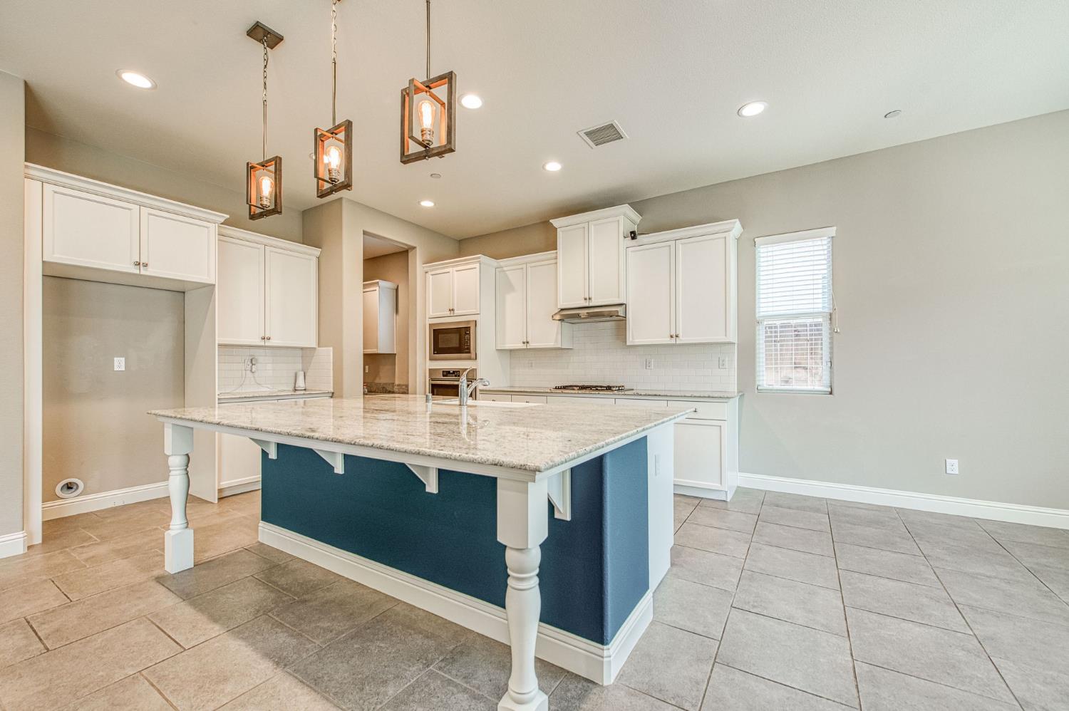 3932 Sussex Ave, Clovis, CA 93619
