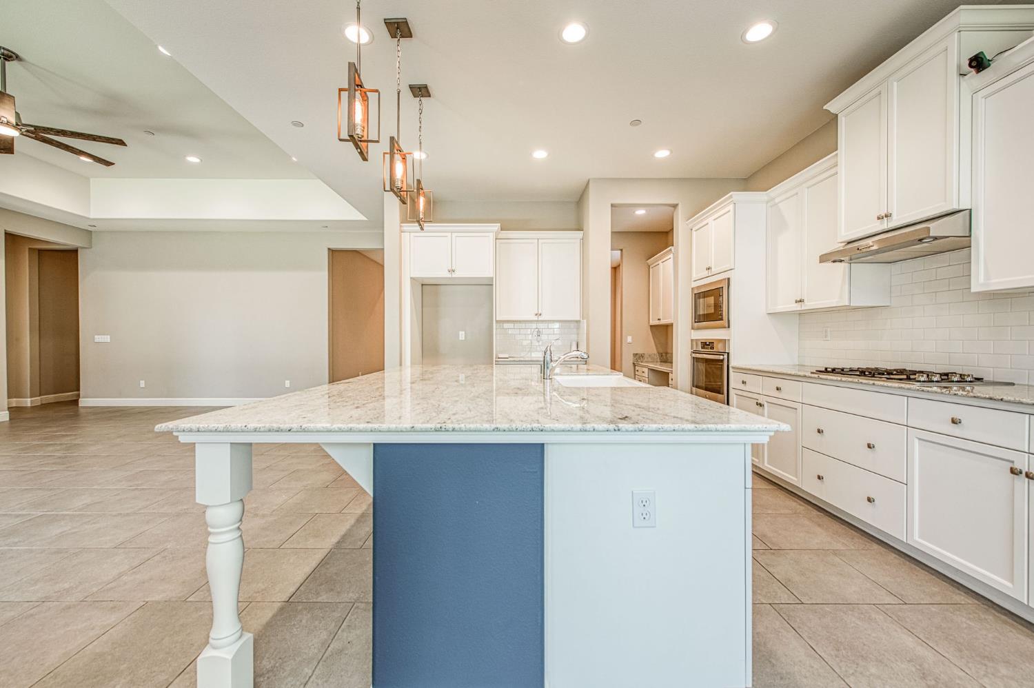 3932 Sussex Ave, Clovis, CA 93619