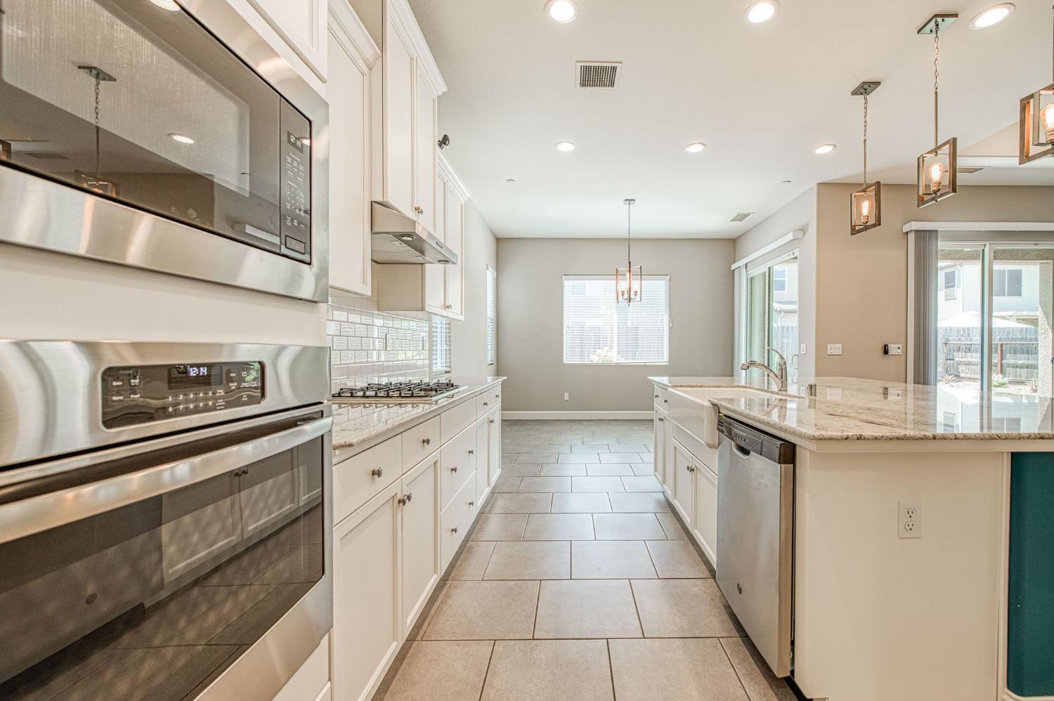 3932 Sussex Ave, Clovis, CA 93619