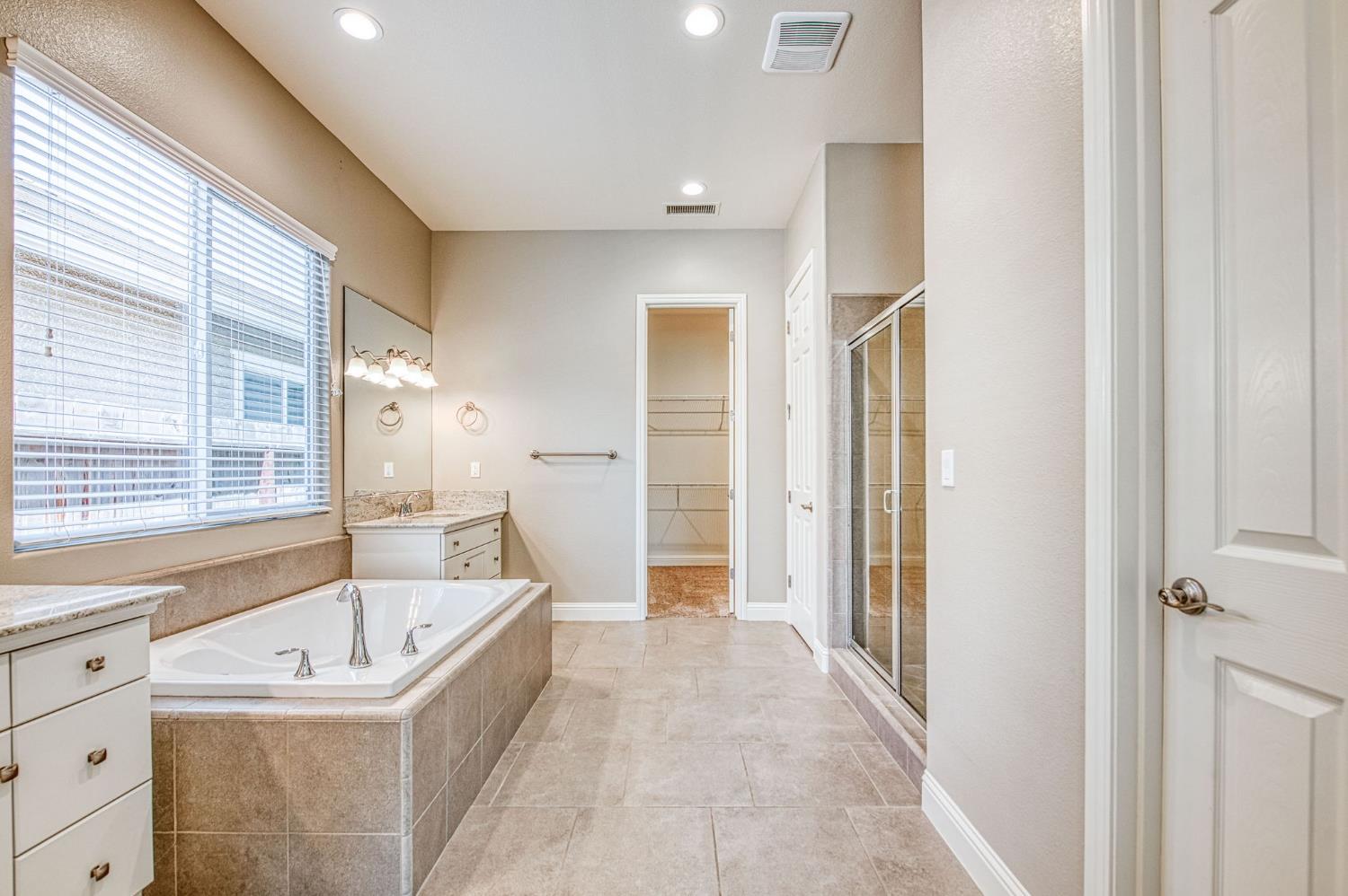 3932 Sussex Ave, Clovis, CA 93619