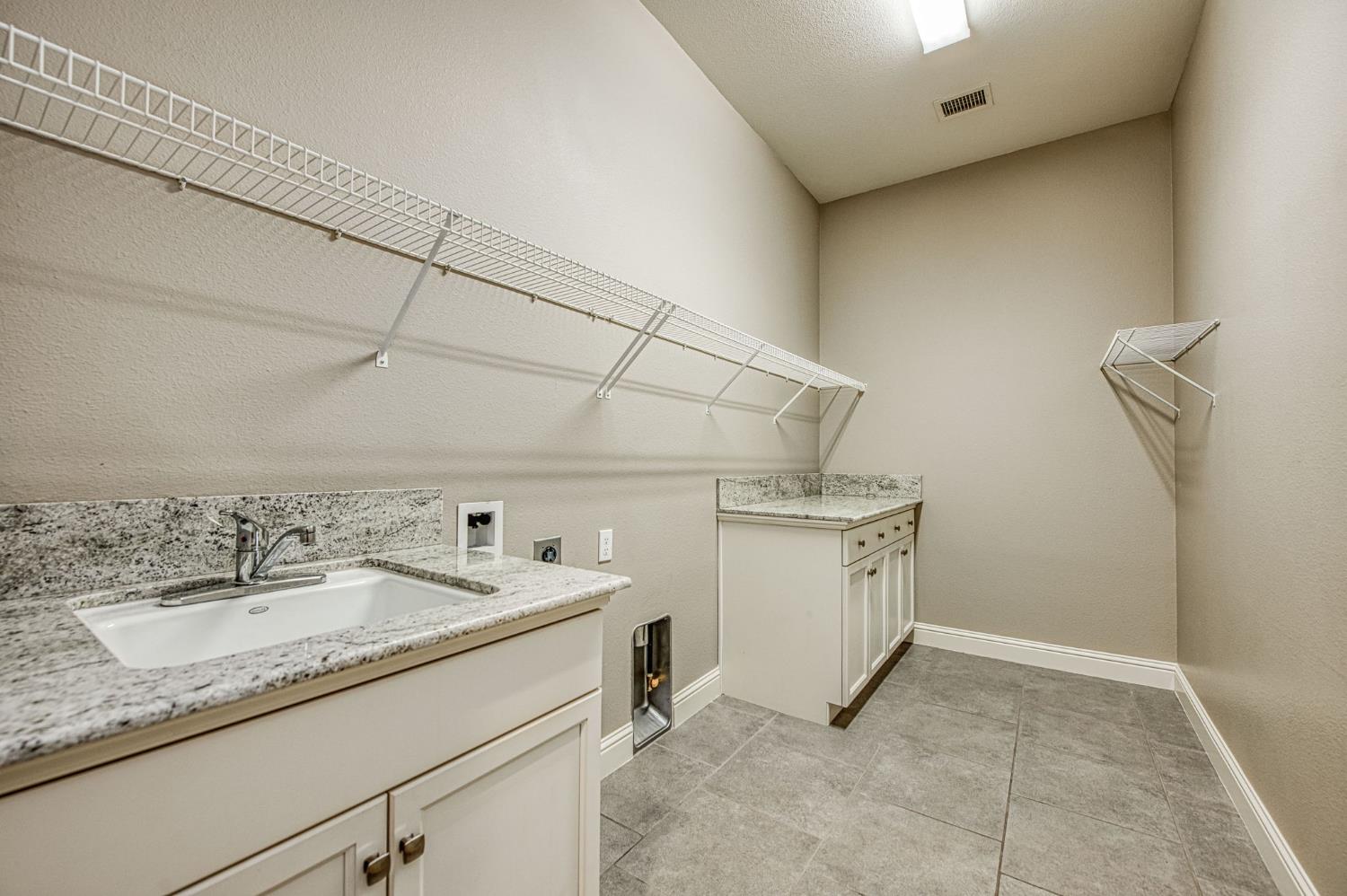 3932 Sussex Ave, Clovis, CA 93619