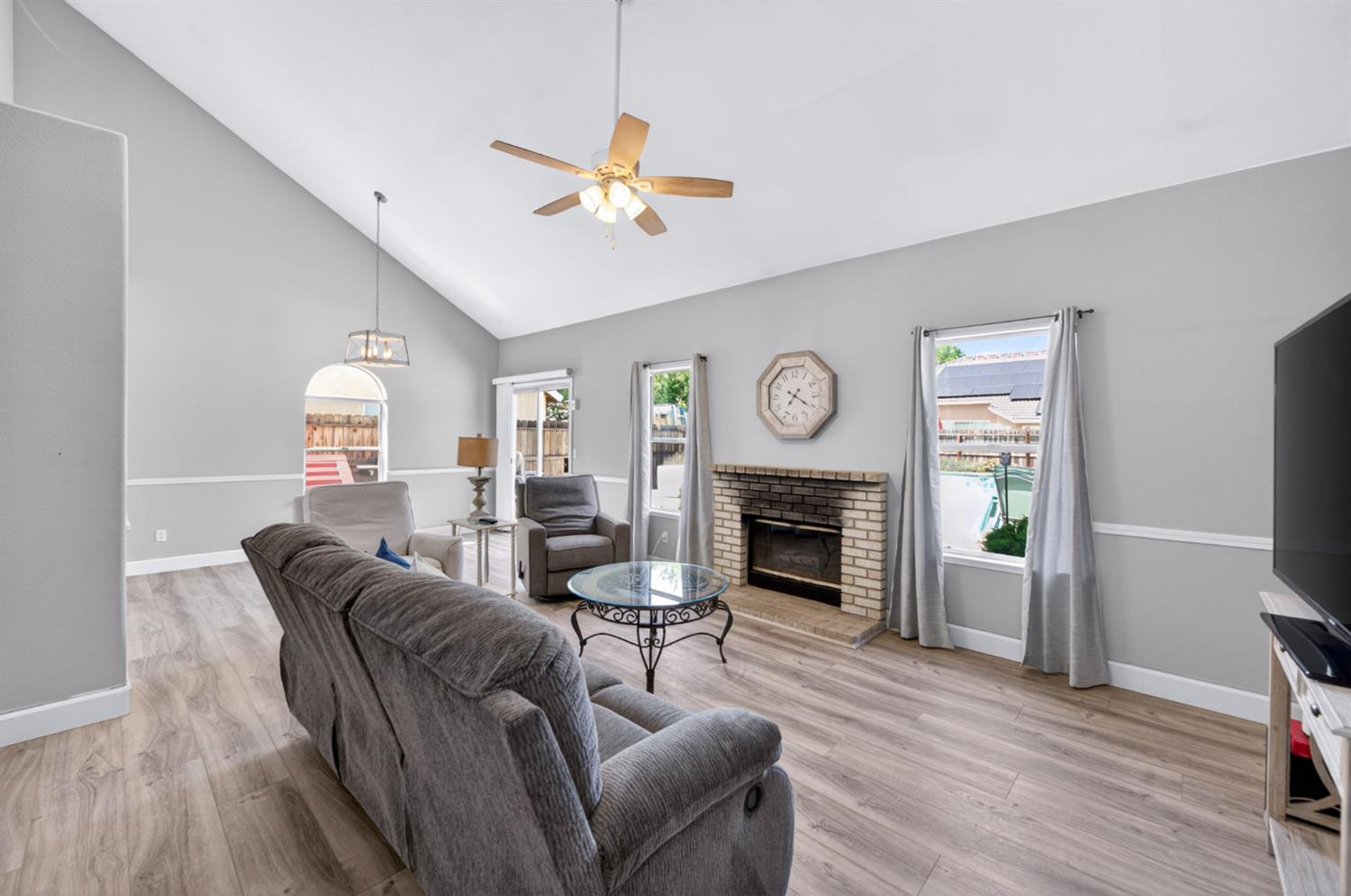 2384 E Quincy Ave, Fresno, CA 93720